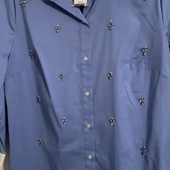 relaxed button down, point collar perfect shirt. 3/4 sleeves with button cuffs - Picture 4 of 4